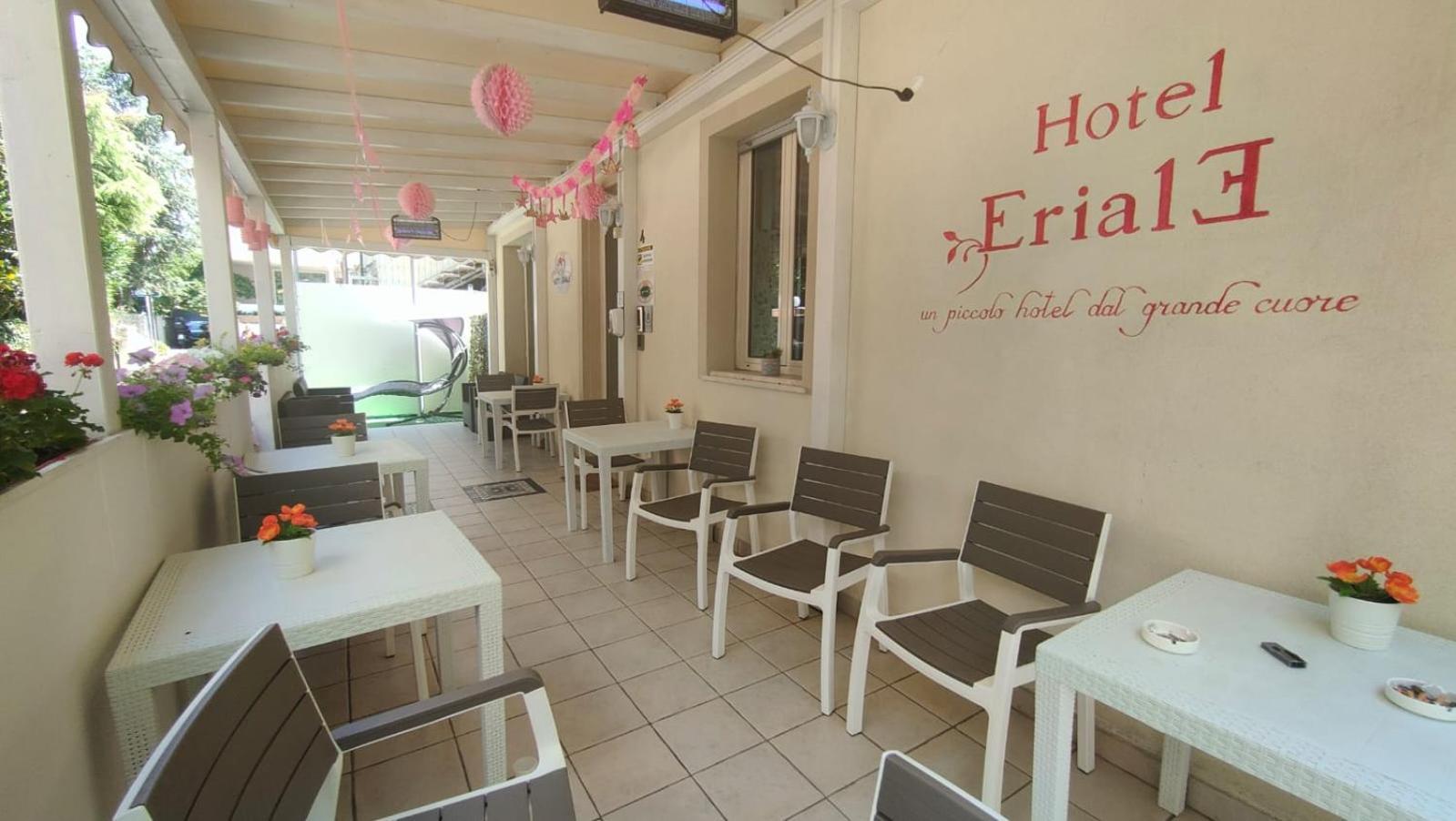 Hotel Eriale リミニ エクステリア 写真